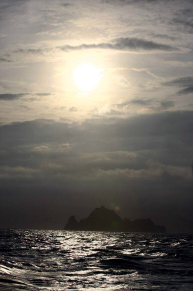 제67주년 광복절을 맞은 15일 우리나라 동쪽 끝 독도 상공으로 태양이 떠오르고 있다.  연합뉴스