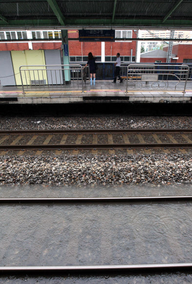 광복절인 15일 서울시 금천구 시흥동 금천구청역에서 물에 잠긴 지하철 선로가 보이고 있다. 연합뉴스