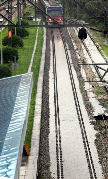 광복절인 15일 서울시 금천구 시흥동 금천구청역에서 물에 잠긴 지하철 선로가 보이고 있다. 연합뉴스