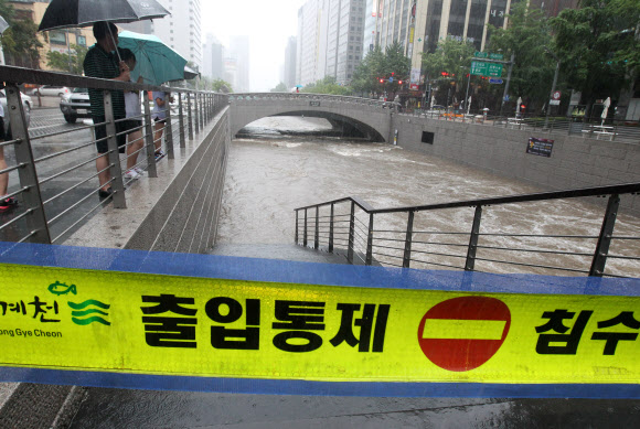 광복절인 15일 서울시 종로구 서린동 일대 청계천 산책로 입구에서 출입통제선이 보이고 있다.  연합뉴스