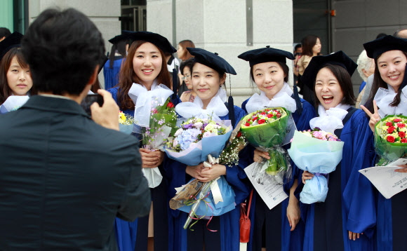 17일 오전 졸업식을 마치고 나온 숙명여자대학교 학생들이 기념사진을 찍고 있다. 연합뉴스