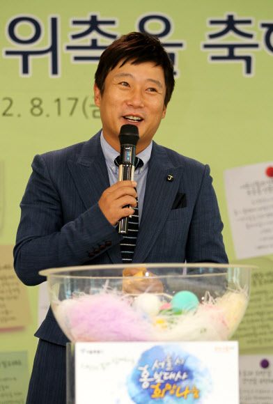 개그맨 이수근이 17일 오전 서울시청 서소문별관에서 열린 서울특별시 홍보대사 위촉식에서 시민들의 소망이 담긴 쪽지를 읽고 있다. 연합뉴스