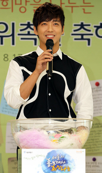 배우 남궁민이 17일 오전 서울시청 서소문별관에서 열린 서울특별시 홍보대사 위촉식에서 시민들의 소망이 담긴 쪽지를 읽고 있다. 연합뉴스