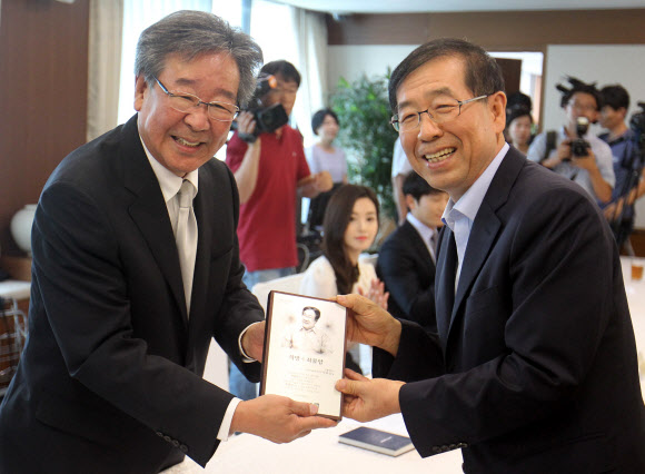 박원순 서울시장이 17일 오전 서울시청 서소문별관에서 배우 최불암에게 위촉패를 수여하고 기념촬영을 하고 있다.  연합뉴스
