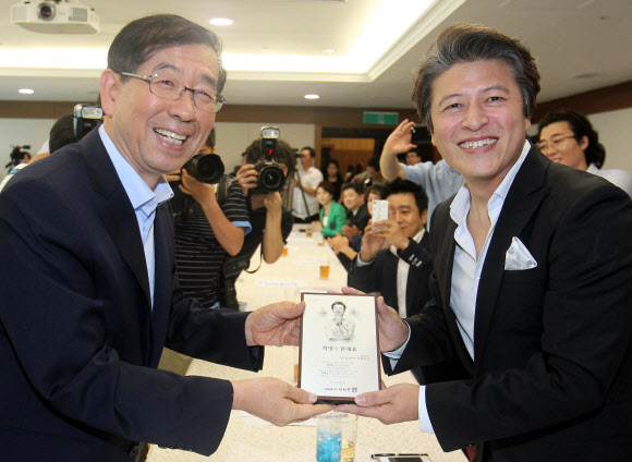 박원순 서울시장이 17일 오전 서울시청 서소문별관에서 배우 권해효에게 위촉패를 수여하고 기념촬영을 하고 있다.  연합뉴스