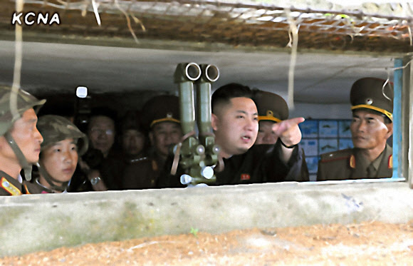 북한 김정은 국방위원회 제1위원장이 지난 2010년 11월 연평도를 포격했던 북한군 무도 방어대를 시찰하고 이 부대에 ‘영웅방어대’ 칭호를 수여했다고 조선중앙통신이 18일 보도했다. 연합뉴스
