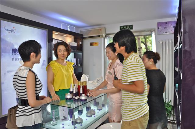 웅진코웨이는 중국에서 유명 백화점이 아닌 가두점 위주로 매장을 전개했다. 한 점포에서 현지 직원이 제품에 대해 소개하고 있다. 웅진코웨이 제공