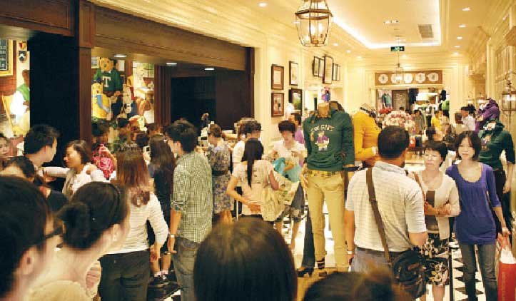 중국 상하이 강후이 플라자의 티니위니 매장이 현지 고객들로 붐비고 있다. 티니위니는 중국인들이 좋아하는 곰돌이 로고로 인기를 누리고 있다. 이랜드그룹 제공