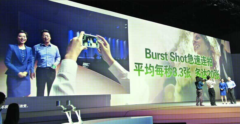 지난 6월 중국 베이징에서 가진 삼성전자의 ‘갤럭시S3 월드투어’에서 남녀 사회자가 갤럭시S3를 소개하고 있다. 삼성전자 제공