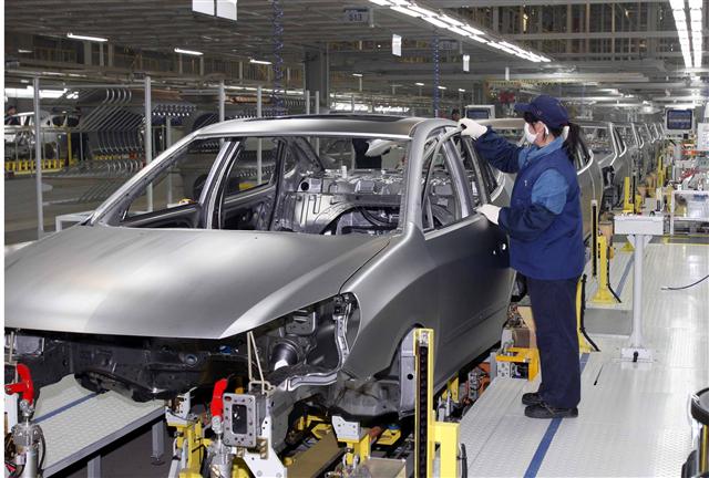 최근 중국 베이징 인근 현대차 제1공장에서 중국 근로자들이 차량을 생산하고 있다. 이달 제3공장이 생산을 시작하면 현대차의 연간 중국 생산 규모는 100만대에 달하게 된다. 현대자동차 제공