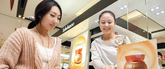 최근 문을 연 중국 베이징 신광천지 설화수 매장에서 중국 고객들이 제품을 살펴보고 있다. 아모레퍼시픽 제공