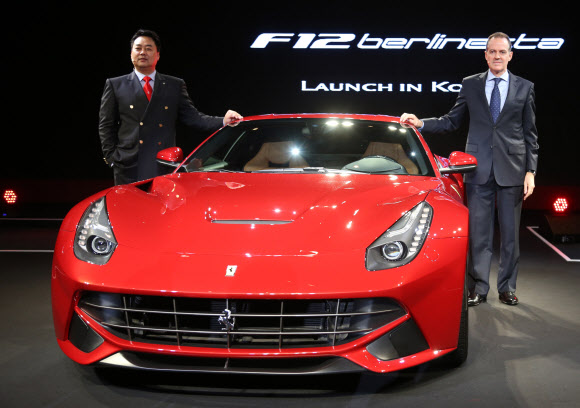 20일 오전 용산구 한남동 그랜드 하얏트 서울에서 열린 페라리 F12 베를리네타 발표회에서 페라리 공식 수입사 FMK 유정훈 상무와 파올로 페라리 페라리 아태지역 비즈니스 총괄매니저가 포즈를 취하고 있다.  연합뉴스