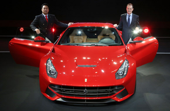 20일 오전 용산구 한남동 그랜드 하얏트 서울에서 열린 페라리 F12 베를리네타 발표회에서 페라리 공식 수입사 FMK 유정훈 상무와 파올로 페라리 페라리 아태지역 비즈니스 총괄매니저가 포즈를 취하고 있다.  연합뉴스