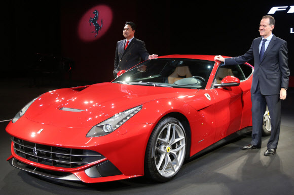 20일 오전 용산구 한남동 그랜드 하얏트 서울에서 열린 페라리 F12 베를리네타 발표회에서 페라리 공식 수입사 FMK 유정훈 상무와 파올로 페라리 페라리 아태지역 비즈니스 총괄매니저가 포즈를 취하고 있다.  연합뉴스
