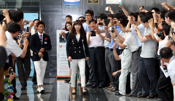 2012런던올림픽 체조부문 금메달이스트인 양학선(20ㆍ한체대)과 체조요정 손연재(18ㆍ세종고)가 20일 오전 인천시 연수구 송도 포스코건설을 방문해 환영식장으로 들어서고 있다. 연합뉴스