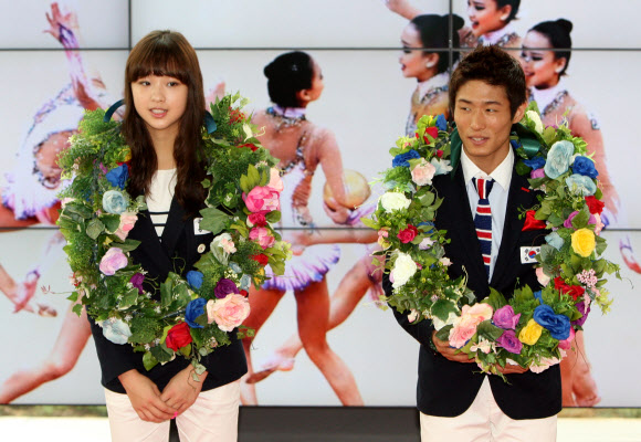 2012런던올림픽 체조부문 금메달리스트인 양학선(20ㆍ한체대)과 여자체조종합 5위에 오른 손연재(18ㆍ세종고)가 20일 오전 인천시 연수구 송도 포스코건설에서 열린 환영행사에 참석해 화환을 목에 걸고 긴장한 표정으로 단상에 올라있다. 연합뉴스