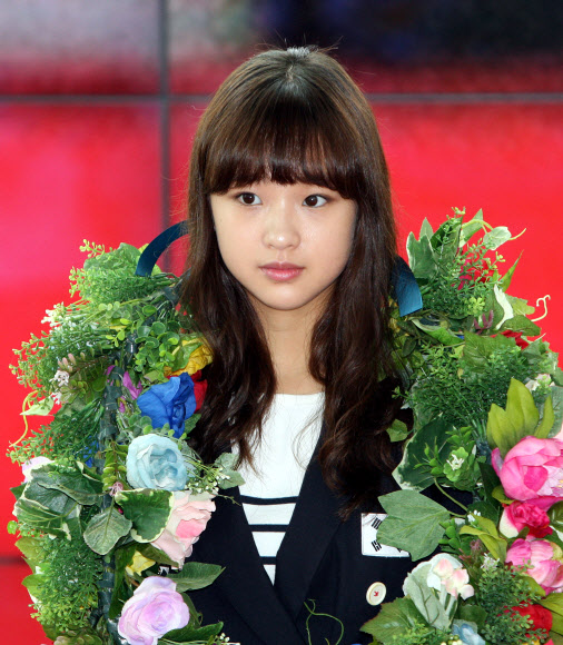 2012런던올림픽 여자체조종합 5위에 오른 손연재(18ㆍ세종고)가 20일 오전 인천시 연수구 송도 포스코건설에서 열린 환영행사에 참석해 화환을 목에 걸고 단상에 올라있다.  연합뉴스