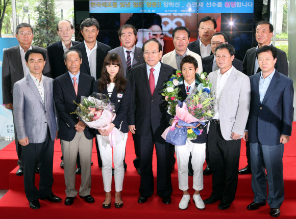 2012런던올림픽 체조부문 금메달리스트인 양학선(20ㆍ한체대)과 여자체조종합 5위에 오른 손연재(18ㆍ세종고)가 20일 오전 인천시 연수구 송도 포스코건설에서 열린 환영행사에 참석해 관계자들과 기념촬영을 하고 있다. 연합뉴스