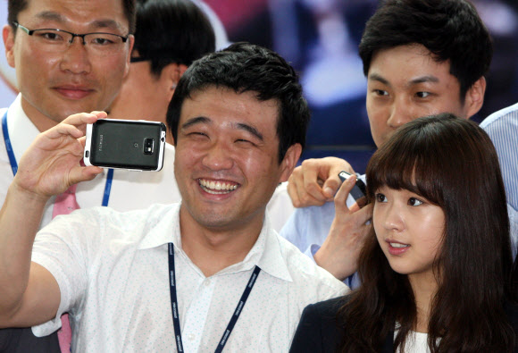 2012런던올림픽 여자체조종합 5위에 오른 손연재(18ㆍ세종고)가 20일 오전 인천시 연수구 송도 포스코건설에서 열린 환영행사에 참석해 포스코건설 직원들과 기념촬영을 하고 있다. 연합뉴스