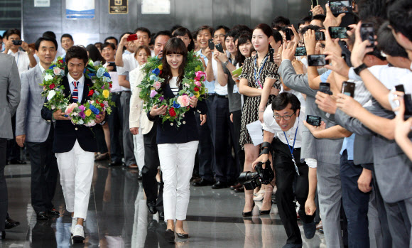 2012런던올림픽 체조부문 금메달이스트인 양학선(20ㆍ한체대)과 체조요정 손연재(18ㆍ세종고)가 20일 오전 인천시 연수구 송도 포스코건설을 방문해 환영식장으로 들어서고 있다.  연합뉴스