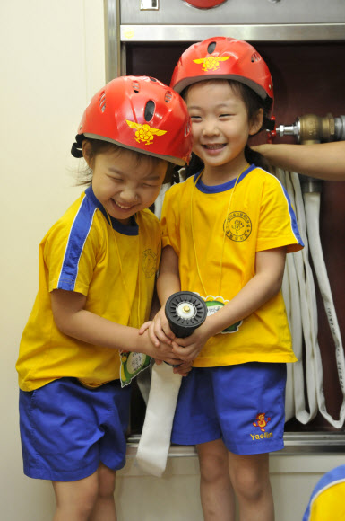 서울 구로소방서는 21일 서울 구로구 시흥동 소재 유치원 원생들과 함께 ‘119 꿈나무 소방대장’을 실시했다. 어린이들이 소방관이 하는 일을 체험하고 있다.  연합뉴스