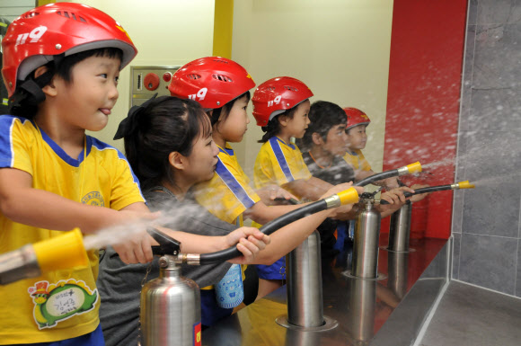 서울 구로소방서는 21일 서울 구로구 시흥동 소재 유치원 원생들과 함께 ‘119 꿈나무 소방대장’을 실시했다. 어린이들이 소방관이 하는 일을 체험하고 있다.  연합뉴스