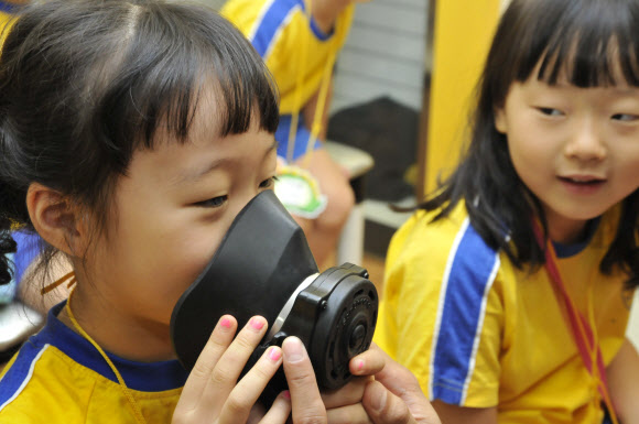 서울 구로소방서는 21일 서울 구로구 시흥동 소재 유치원 원생들과 함께 ‘119 꿈나무 소방대장’을 실시했다. 어린이들이 소방관이 하는 일을 체험하고 있다.  연합뉴스