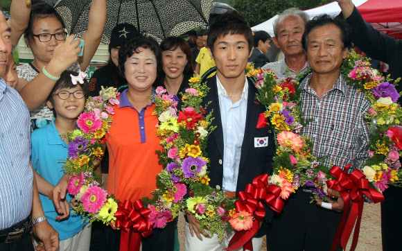 런던올림픽 남자체조 금메달을 딴 양학선이 22일 전북 고창군 공음면 남동마을에서 열린 환영식에 참석해 부모, 마을주민과 기념촬영하고 있다. 연합뉴스