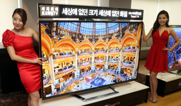 22일 서울 여의도 LG트윈타워에서 열린 LG전자의 신제품 발표회에서 도우미들이 세계 최대 크기인 84인치 초고해상도(UD) TV 신제품을 소개하고 있다.  LG전자 제공