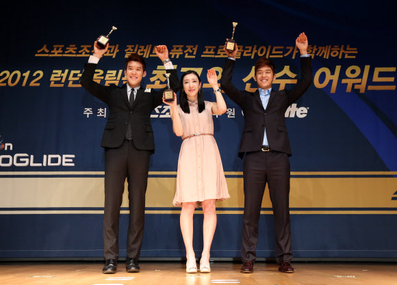 23일 오전 서울 세종로 KT 올레스퀘어에서 열린 ‘2012 런던올림픽 최고의 선수 어워드’ 시상식에서 네티즌이 뽑은 최고의 선수로 선정된 박태환, 신아람, 이용대 선수가 기념사진을 찍고 있다.  연합뉴스