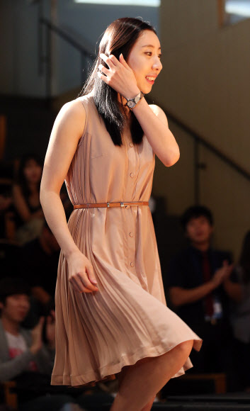 23일 오전 서울 세종로 KT 올레스퀘어에서 열린 ‘2012 런던올림픽 최고의 선수 어워드’ 시상식에서 펜싱 신아람 선수가 등장하고 있다. 연합뉴스