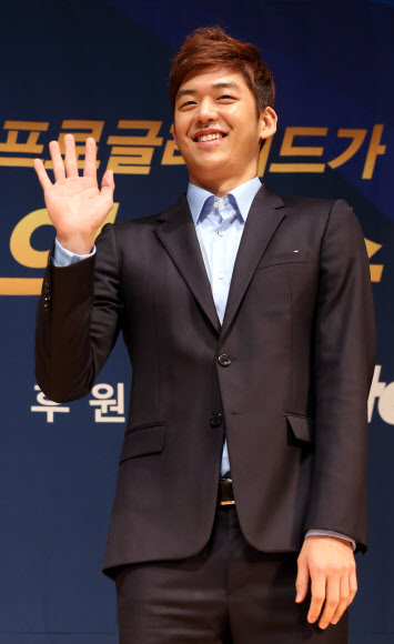 23일 오전 서울 세종로 KT 올레스퀘어에서 열린 ‘2012 런던올림픽 최고의 선수 어워드’ 시상식에서 배드민턴 이용대 선수가 팬들에게 손을 흔들고 있다.   연합뉴스