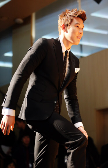 23일 오전 서울 세종로 KT 올레스퀘어에서 열린 ‘2012 런던올림픽 최고의 선수 어워드’ 시상식에서 수영 박태환이 무대에 오르고 있다. 연합뉴스