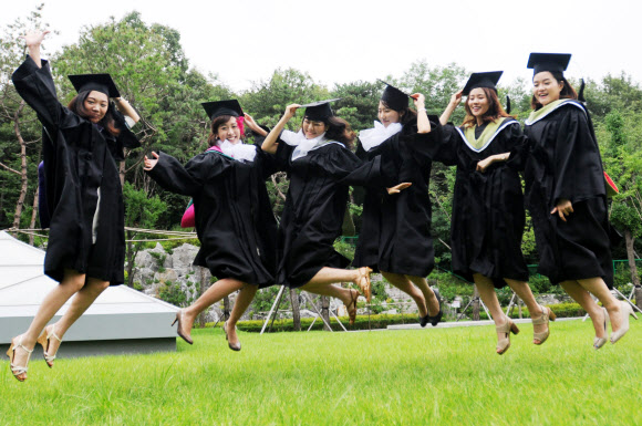 23일 오전 강북구 성신여자대학교에서 졸업식을 마친 학생들이 학사모를 던지며 기념사진을 찍고 있다.  연합뉴스
