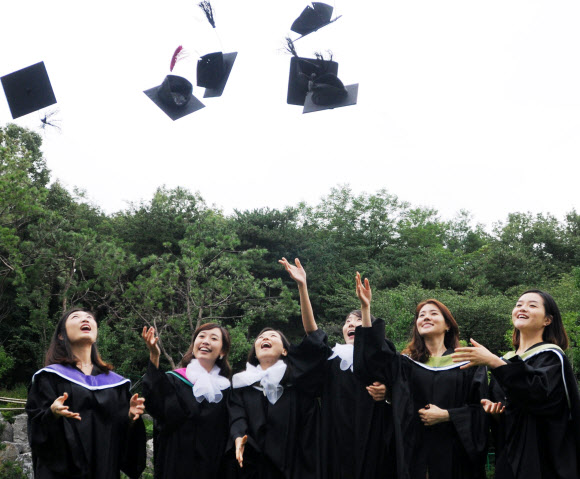 23일 오전 강북구 성신여자대학교에서 졸업식을 마친 학생들이 학사모를 던지며 기념사진을 찍고 있다. 연합뉴스