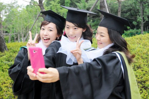 성신여자대학교에서 졸업식을 마친 학생들이 함께모여 기념사진을 찍고 있다. 성신여자대학교 제공
