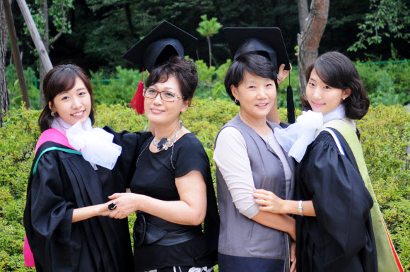 23일 오전 강북구 성신여자대학교에서 졸업식을 마친 학생들이 부모님과 함께 기념사진을 찍고 있다.  성신여자대학교 제공