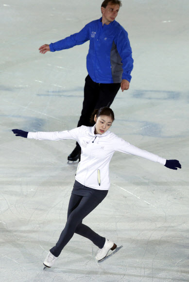 ‘삼성 갤럭시SⅢ★스마트에어컨Q 올댓스케이트 서머 2012’에 참가하는 피겨여왕 김연아와 피겨 스타들이 23일 오후 서울시 송파구 올림픽공원 내 체조경기장에서 연습을 하고 있다.  연합뉴스