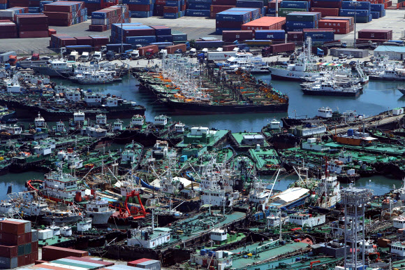 제15호 태풍 ‘볼라벤’이 북상하고 있는 가운데 26일 부산항 5부두 옆에는 태풍을 피해 대피한 선박들로 가득차 있다. 부산항만공사는 태풍에 대비해 선박을 대피시키는 등 비상근무에 들어갔다. 연합뉴스