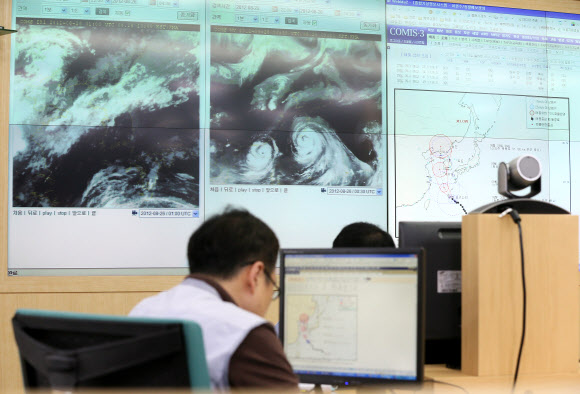 제15호 태풍 ‘볼라벤(BOLAVEN)’이 강한 세력을 유지하면서 북상중인 가운데  26일 오후 기상청 직원들이 서울 동작구 신대방2동 기상청 기상센터에서 태풍의 진로 등을 모니터하고 있다. 연합뉴스