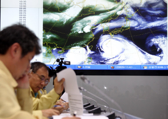 소방방재청 방기성 차장 주재로 26일 서울 세종로 정부중앙청사 중앙재난안전대책본부에서 열린 제15호 태풍 볼라벤 대비 긴급대책회의에서 참석자들이 시간대별  볼라벤 북상진로 등을 분석하고 있다. 연합뉴스