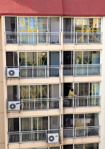 제15호 태풍 ‘볼라벤(BOLAVEN)’이 북상 중인 가운데 26일 오후 목포시 공무원들이 옥암동 금호 아파트 유리창에 테이프를 붙이고 있다. 이 아파트는 태풍 내습 때 강풍에 대형 유리창이 깨지는 피해를 봤다. 상자 테이프를 이용, 가로 세로로 붙이거나 신문지에 물을 묻혀 붙여 놓으면 강풍에도 유리창이 깨지지 않고 잘 버틴다. 시는 강풍에 파손 위험이 있는 일부 아파트에서 테이핑 작업을 했다. 연합뉴스