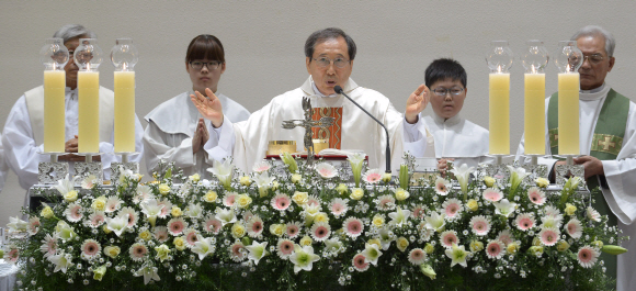함세웅(가운데) 신부가 26일 낮 서울 신당동 청구성당에서 700여명의 신도들이 지켜보는 가운데 44년 사제생활을 마감하는 마지막 미사를 집전하고 있다.  뉴시스 제공
