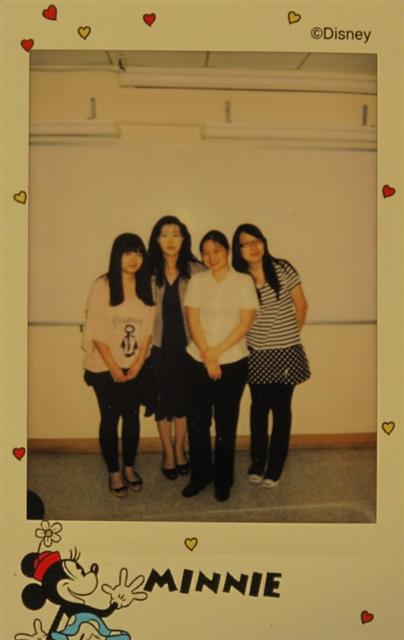 마카오대학에서 한국어를 강의했던 백윤(왼쪽 두 번째)씨가 지난 5월 1학기 종강 후 학생들과 함께 찍은 기념 사진.