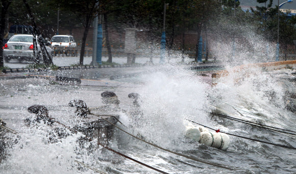 강풍과 폭우를 동반한 태풍 볼라벤의 영향권에 접어든 28일 경남 창원시 진해구 속천항 인근에 파도가 도로를 덮치고 있다.  연합뉴스
