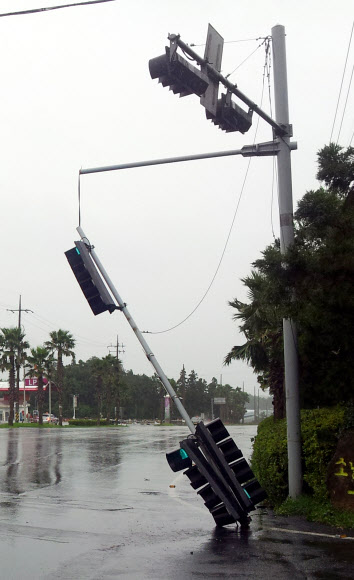 28일 서귀포시 남원파출소 인근 교차로에 제15호 태풍 볼라벤이 몰고온 강풍에 의해 신호등이 꺾여 있다.  연합뉴스