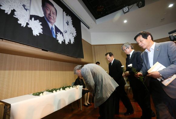 28일 오전 서울 서대문구 창천동 창천감리교회에서 열린 고(故) 김대중 전 대통령 제3주기 추모예배에서 참석자들이 헌화한 뒤 묵념을 하고 있다. 연합뉴스
