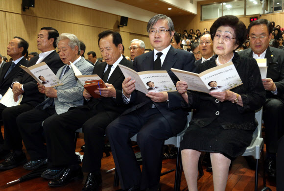 28일 오전 서울 서대문구 창천동 창천감리교회에서 열린 고(故) 김대중 전 대통령 제3주기 추모예배에서 부인 이희호 여사를 비롯한 참석자들이 찬송가를 부르고 있다.  연합뉴스
