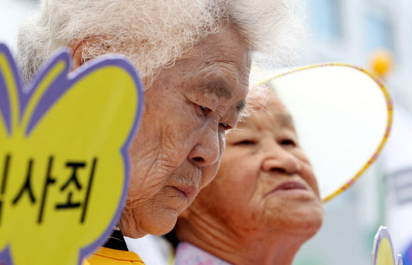 경술국치 102주년을 맞은 29일 서울 종로구 중학동 일본대사관 앞에서 한국정신대문제대책협의회(정대협) 주최로 열린 위안부 문제 해결을 촉구하는 1천37번째 수요집회에서 할머니들이 잠시 생각에 잠겨 있다.   연합뉴스
