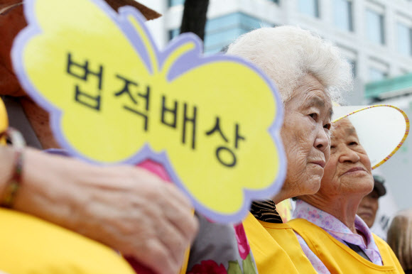 경술국치 102주년을 맞은 29일 서울 종로구 중학동 일본대사관 앞에서 한국정신대문제대책협의회(정대협) 주최로 열린 위안부 문제 해결을 촉구하는 1천37번째 수요집회에서 할머니들이 잠시 생각에 잠겨 있다.   연합뉴스